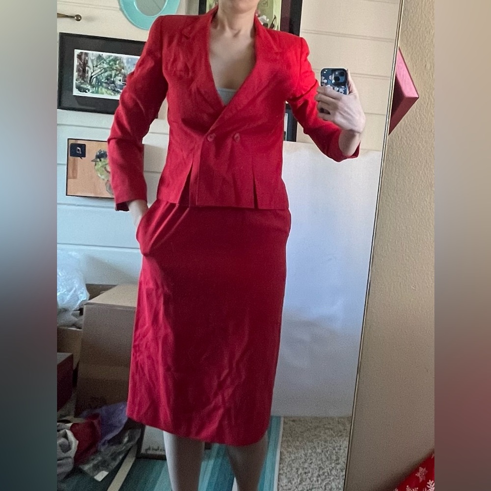 Vintage 2 piece red Gilmore skirt suit 
Skirt has pockets! size 8